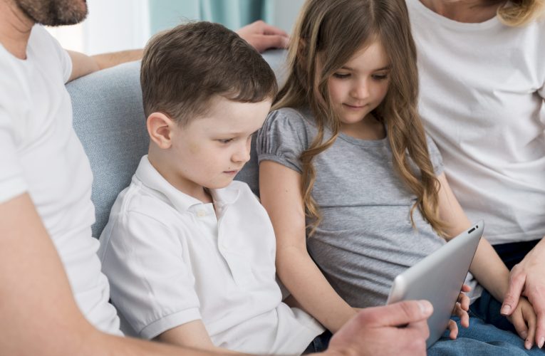 Majoritatea părinților recunoaște: Dă copiilor telefoanele și tabletele din lipsă de alternative mai bune