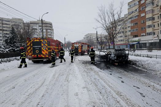 Mașină, mistuită de flăcări pe o șosea din Giurgiu