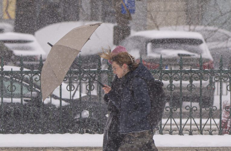 Meteo București: Ninsori slabe și intensificări ale vântului