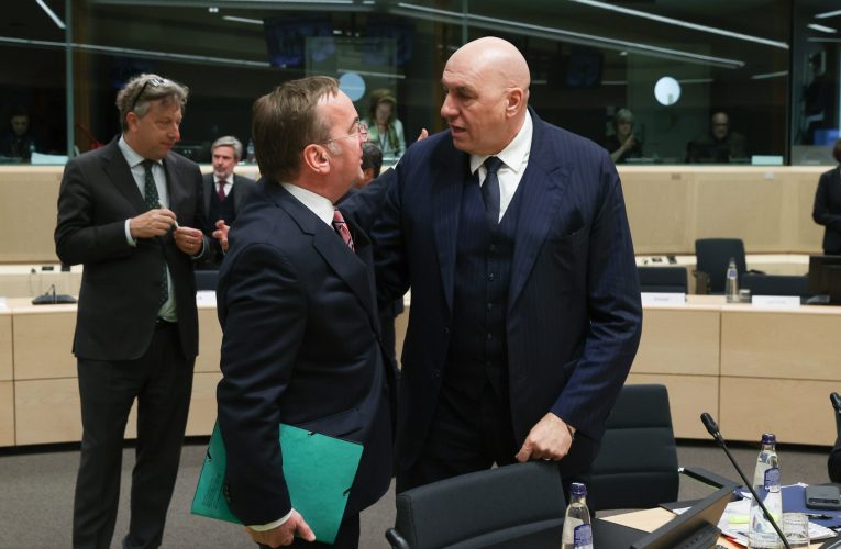 Ministrul apărării dintr-o țară europeană a rămas blocat în Dubai împreună cu familia