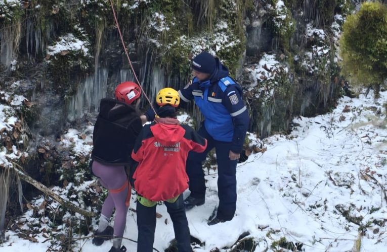 Misiune de salvare în Munții Apuseni. Doi turiști francezi au rămas blocați pe o stâncă