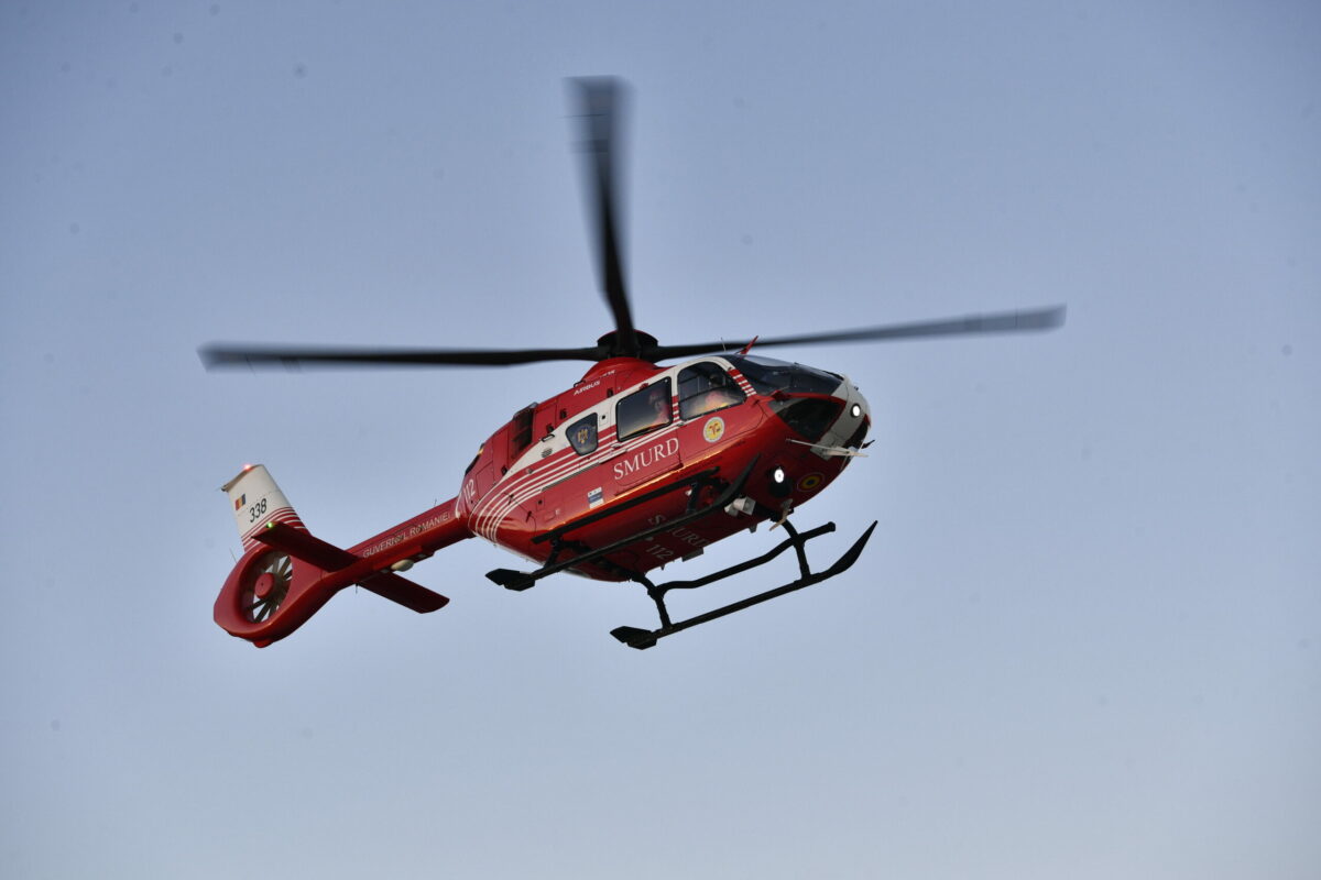 Mobilizare impresionantă pentru salvarea unui copil lovit de un balot de fân. În zonă se află și elicopterul SMURD