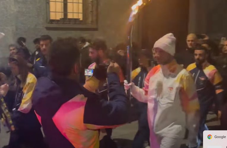 Moment legendar: Cristi Chivu poartă torța olimpică pentru Jocurile Olimpice de Iarnă Milano Cortina