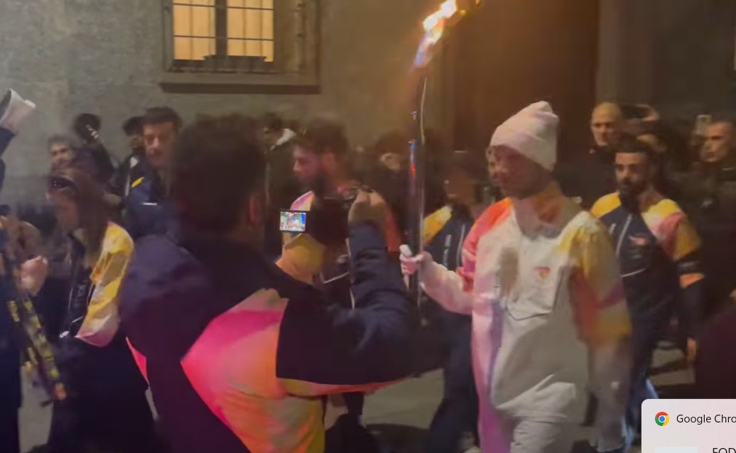 Moment legendar: Cristi Chivu poartă torța olimpică pentru Jocurile Olimpice de Iarnă Milano Cortina