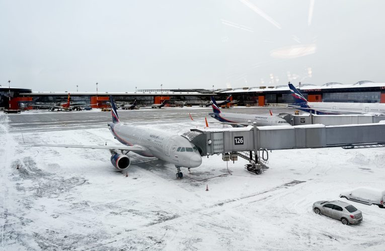 Ninsoare abundentă și viscol la București: zboruri anulate și aeronave deviate pe alte aeroporturi