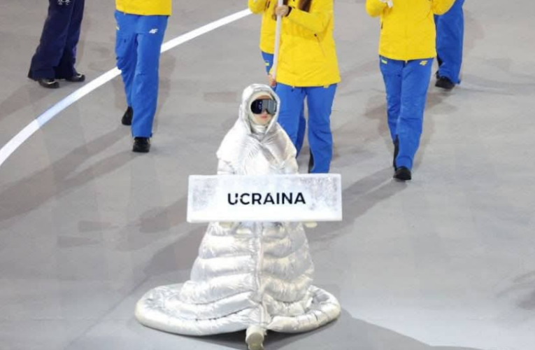 O rusoaică a purtat pancarta Ucrainei la ceremonia de deschidere a Jocurilor Olimpice de iarnă