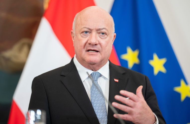 O voce importantă din Europa susține ideea lui Macron de a relua discuțiile cu Putin