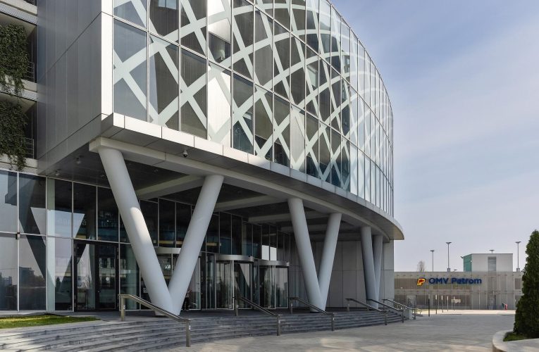 OMV Petrom iese din indicii FTSE Russell Piețe Emergente. Ce companii românești rămân în urma revizuirii semestriale a furnizorului global de indici