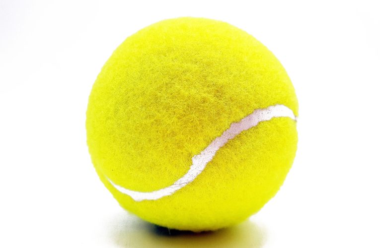 Oricine urcă într-un avion este îndemnat să aducă o minge de tenis