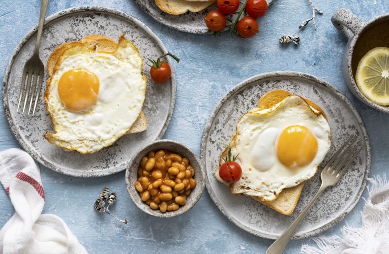 Ouă prăjite fără mizerie și arsuri: secretul stă într-un ingredient pe care îl ai deja acasă