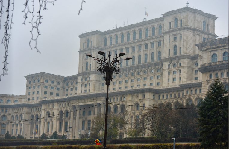 Palatul Parlamentului, iluminat în verde, albastru și magenta pentru a marca Ziua Internațională a Bolilor Rare