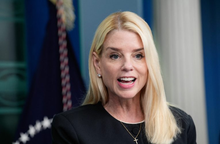 Pam Bondi anunță publicarea tuturor dosarelor Epstein. Peste 300 de nume apar în arhive