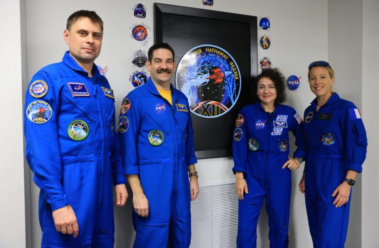 Patru noi astronauți ajung la Stația Spațială Internațională pentru a înlocui echipajul evacuat al NASA