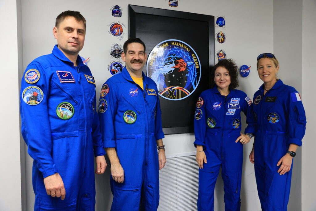 Patru noi astronauți ajung la Stația Spațială Internațională pentru a înlocui echipajul evacuat al NASA
