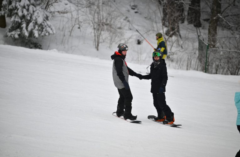 Pericolele la care se expun turiștii dacă aleg să părăsească pârtiile amenajate. Recomandările Salvamont