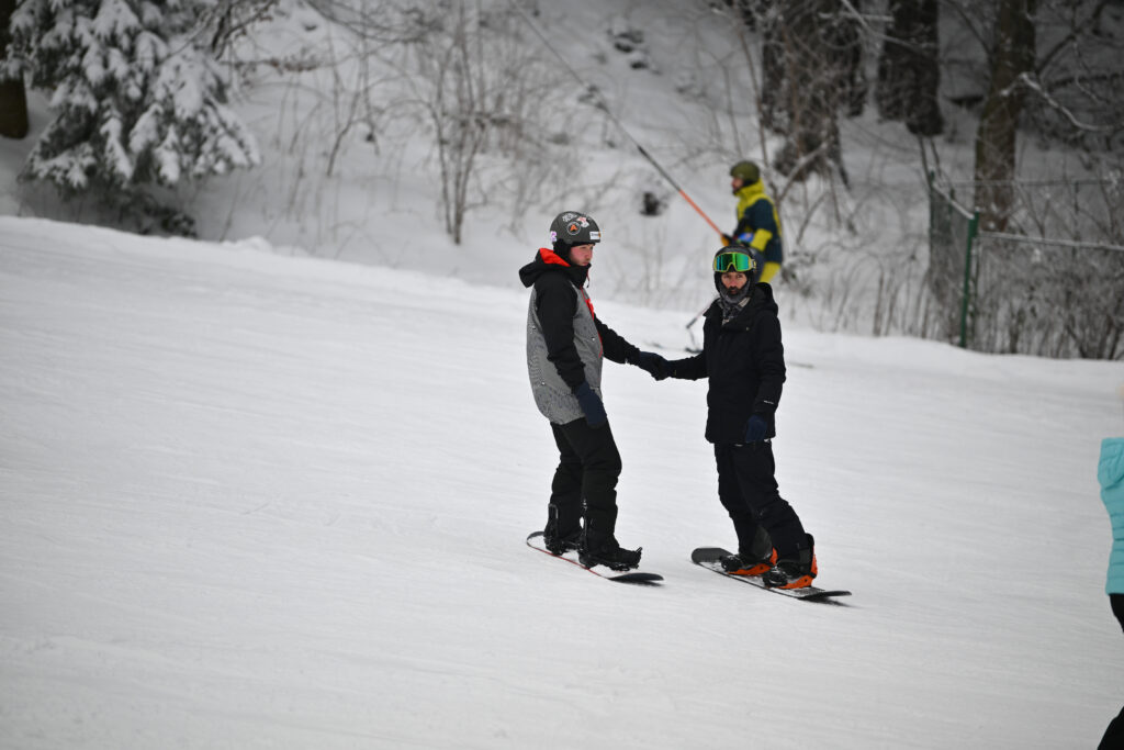 Pericolele la care se expun turiștii dacă aleg să părăsească pârtiile amenajate. Recomandările Salvamont