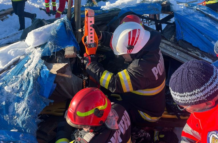 Persoană surprinsă sub acoperișul unei anexe prăbușite în Ploiești. Victima, transportată la spital
