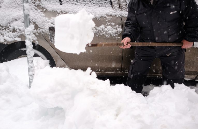 Peste 100 de persoane, blocate în mașini pe drumurile din toată țara / Aproape 4.000 de oameni au rămas fără curent în 3 județe / Traficul naval, oprit