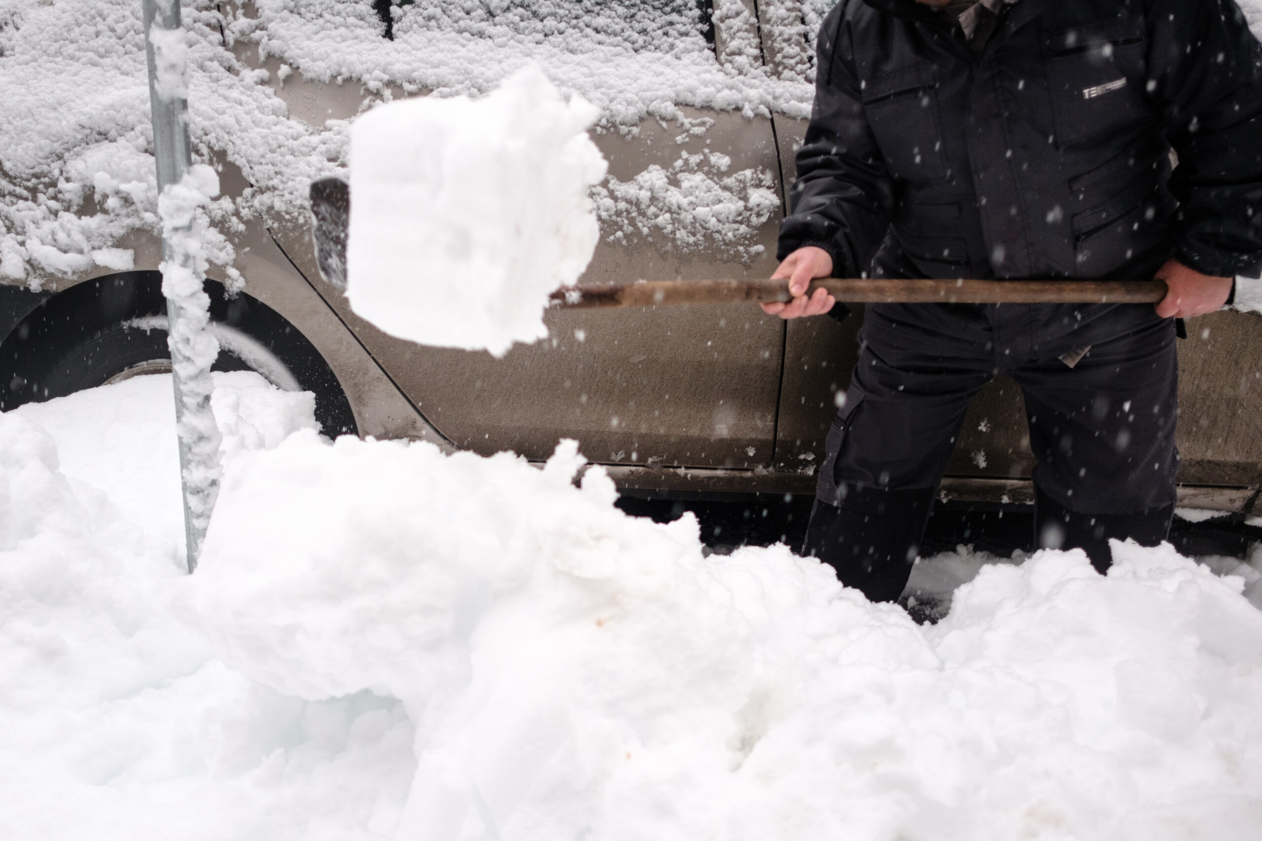 Peste 100 de persoane, blocate în mașini pe drumurile din toată țara / Aproape 4.000 de oameni au rămas fără curent în 3 județe / Traficul naval, oprit