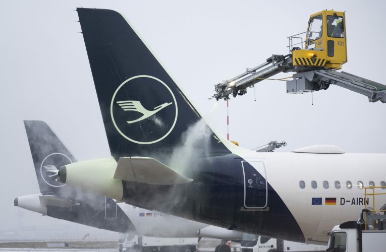 Pista unui aeroport din România a înghețat. Zborurile au fost rerutate sau anulate