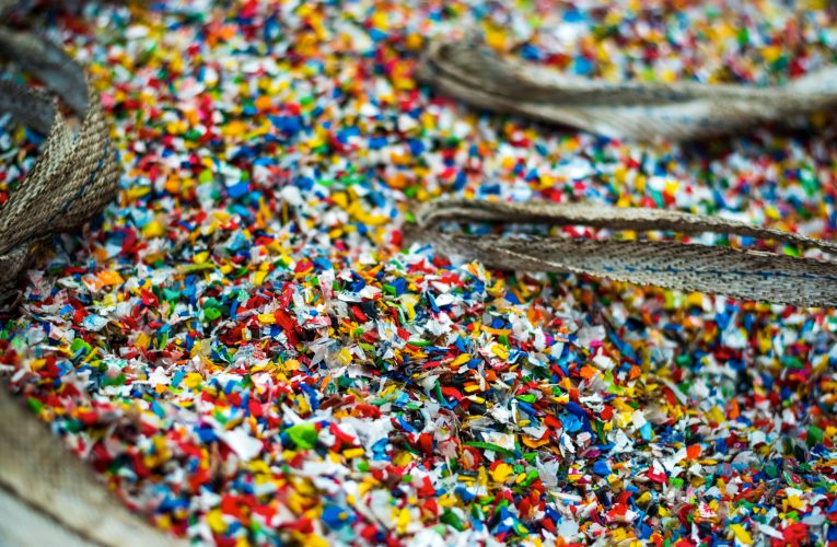 Plastic „sustenabil” sau greenwashing industrial. Investigație The Guardian despre ambalajele din supermarketurile europene