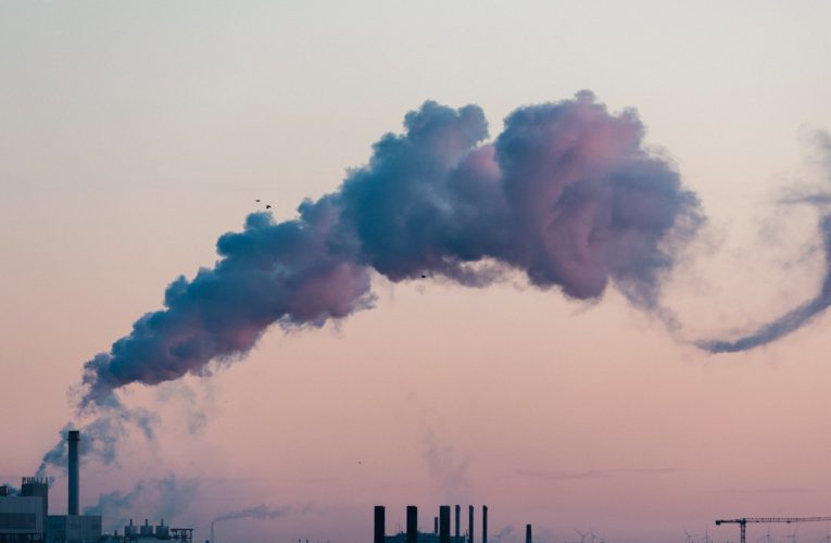 Poluarea, în vizorul cercetătorilor: Un catalizator transformă dioxidul de carbon în combustibil curat