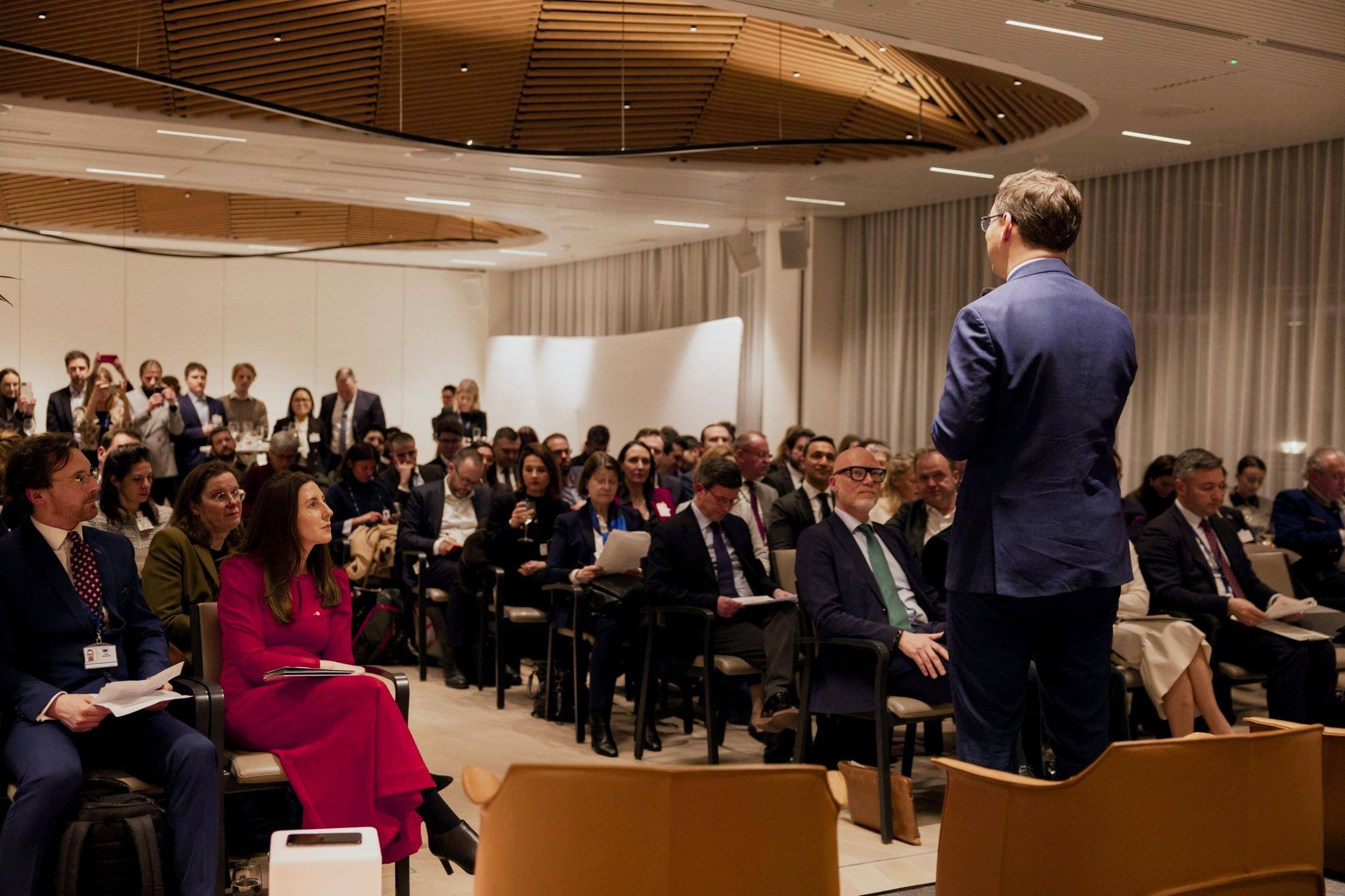 Propunerile lui Victor Negrescu pentru susținerea IMM-urilor: Acces simplificat la fonduri fără birocrație excesivă