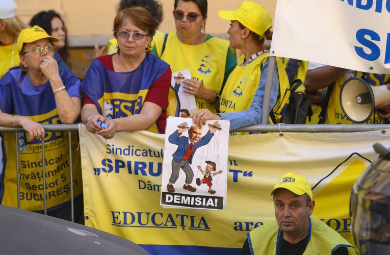 Protest al sindicatelor din Educație la Palatul Cotroceni sub sloganul „Şcoală săracă – Ţară needucată”