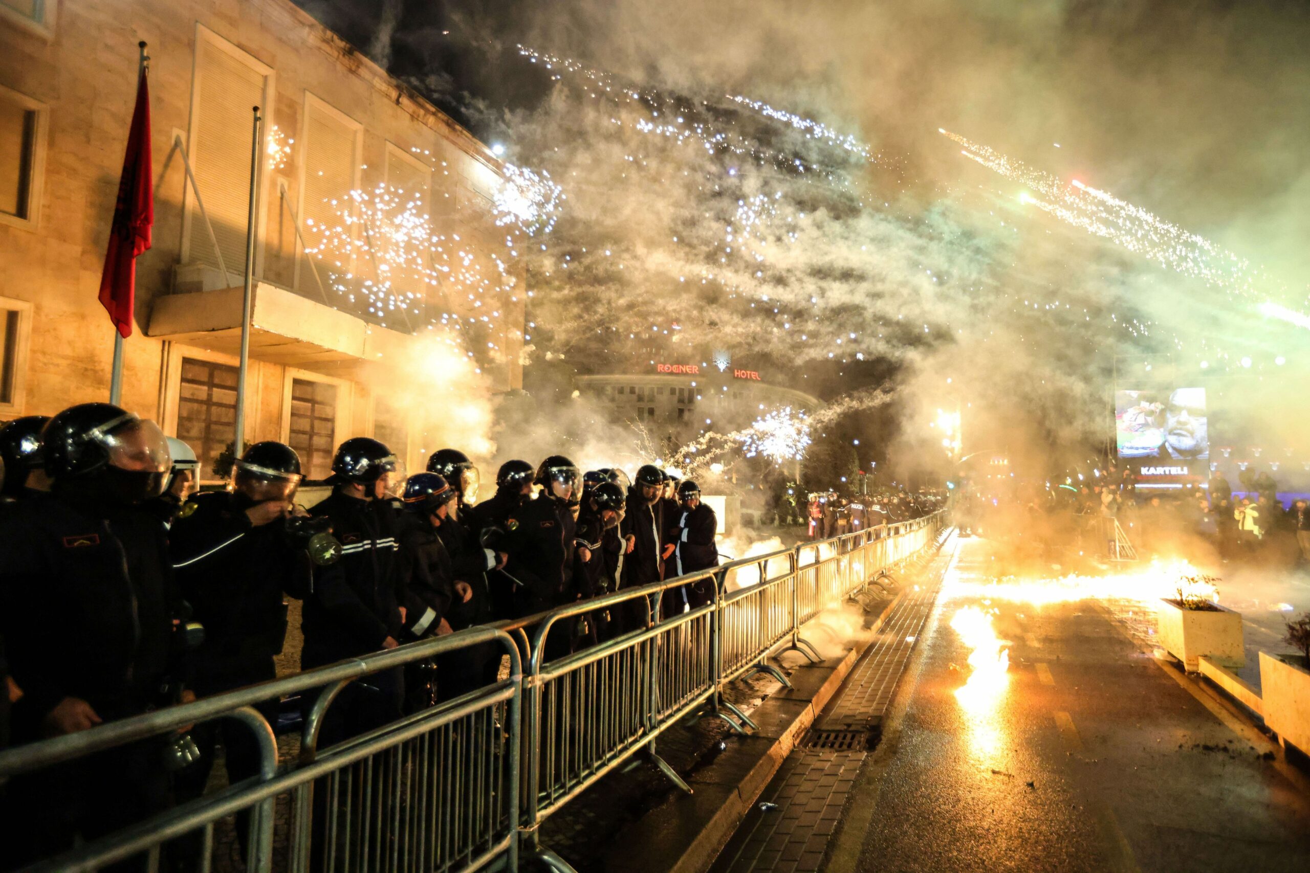 Proteste violente în capitala Albaniei. Manifestanții cer demisia unui oficial al guvernului, aflat în centrul unui scandal de corupție