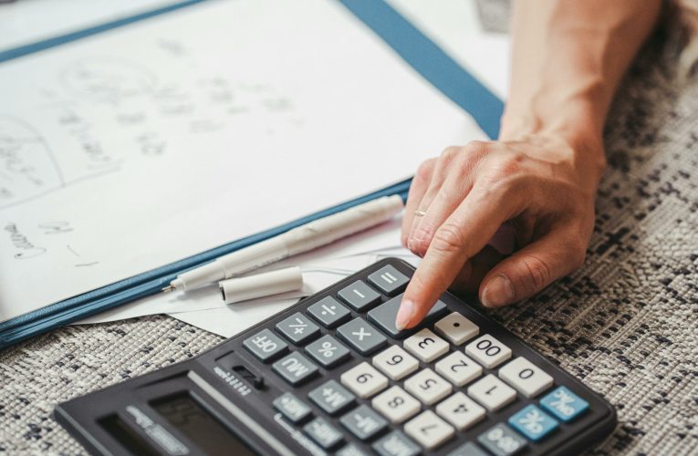 Reprezentanți ai unor firme din Mureș ar fi falsificat facturi în valoare de 2 milioane de lei