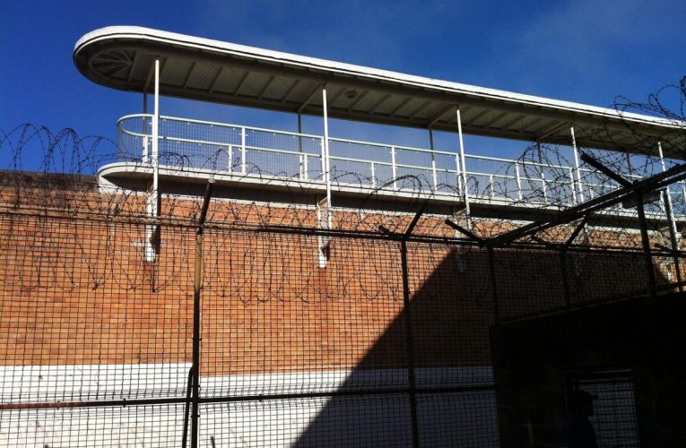 Români în Elveția / Pentru că nu i s-a dat băutură „pe caiet” într-un bar, un român a băgat cuțitul în alt român