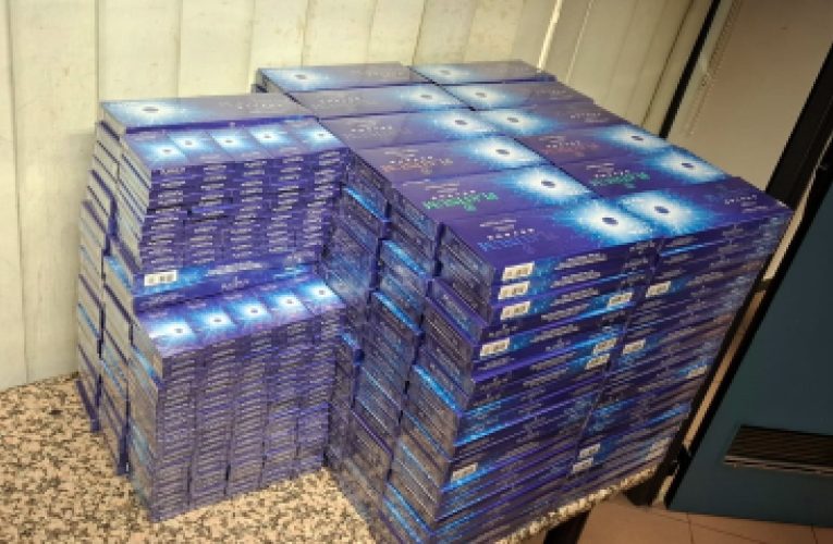 Români prinși cu aproape 9.000 de pachete de țigări nedeclarate pe Aeroportul Otopeni