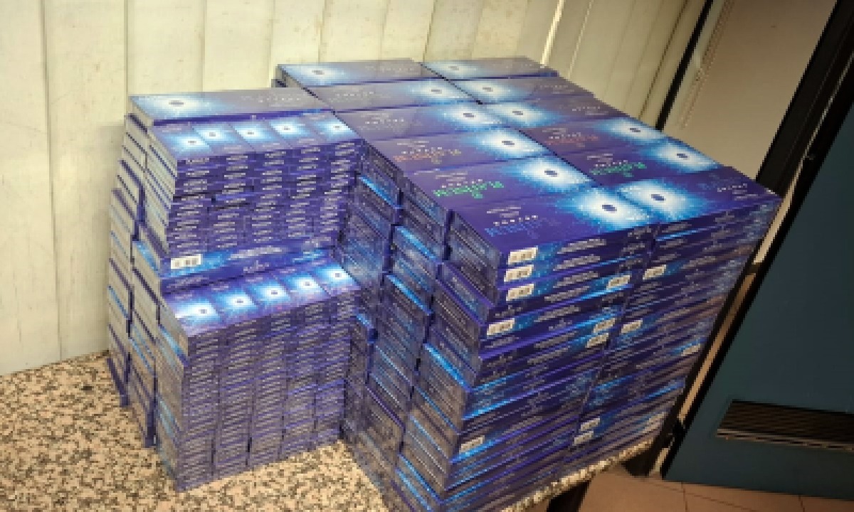 Români prinși cu aproape 9.000 de pachete de țigări nedeclarate pe Aeroportul Otopeni