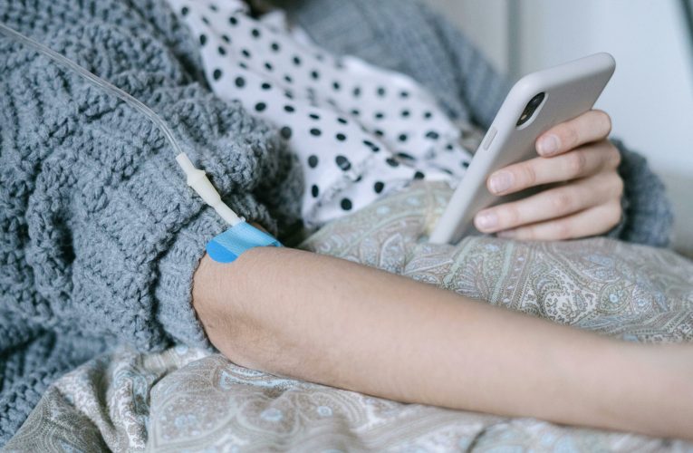 Românii cu boli cronice, oncologice și rare, afectați de neplata primei zile de concediu medical. Scrisoare deschisă către Avocatul Poporului