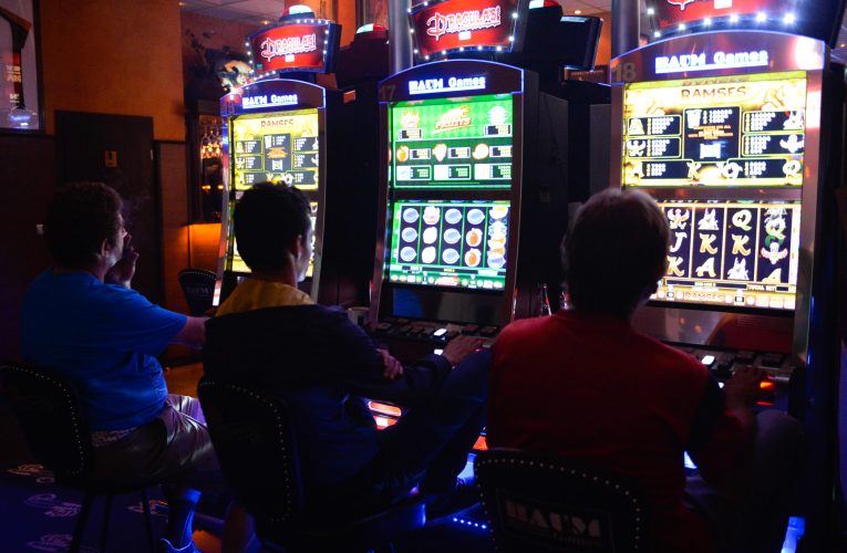 Senatul adoptă două proiecte privind jocurile de noroc: vârsta minimă de acces crește la 21 de ani, reclamele online sunt restricționate