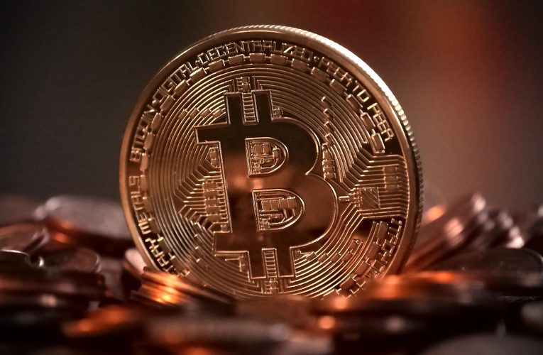 Și totuși: cine e în spatele Bitcoin? Trilionarul Dan Peña spune că, dacă am ști, am fugi mâncând pământul să vindem