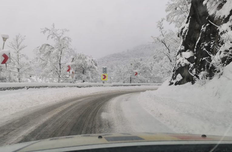 Situația la ora 12.00: Trafic oprit pe trei drumuri naționale. Restricții pe alte opt drumuri