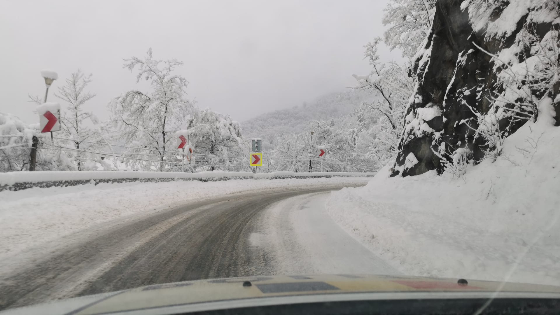 Situația la ora 12.00: Trafic oprit pe trei drumuri naționale. Restricții pe alte opt drumuri