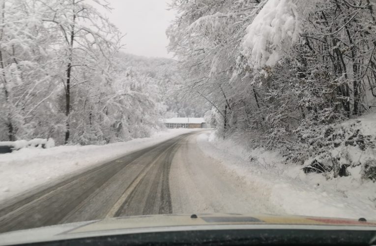 Situația traficului duminică dimineața: Polei și ninsori pe unele drumuri