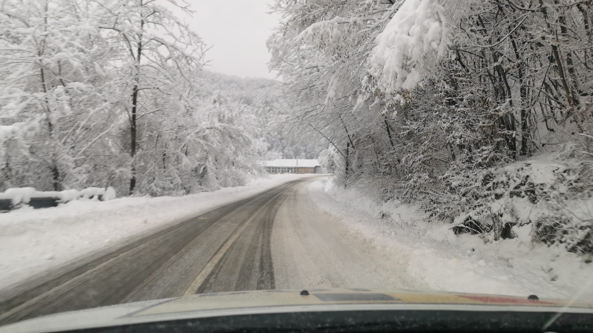 Situația traficului duminică dimineața: Polei și ninsori pe unele drumuri
