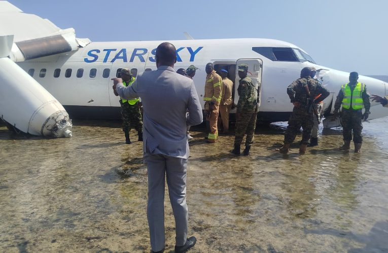 Somalia: Un pilot a reușit să salveze toți pasagerii unui avion cu o aterizare de urgență pe malul mării