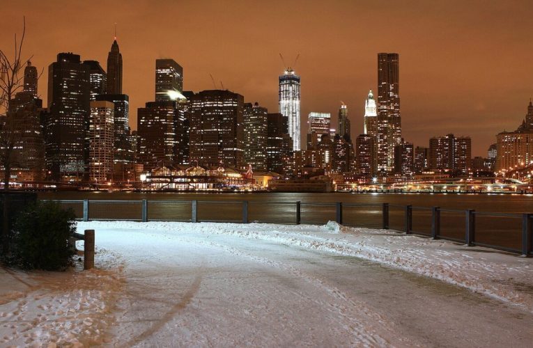 Stare de urgență la New York din cauza ninsorii. Școli închise și trafic restricționat