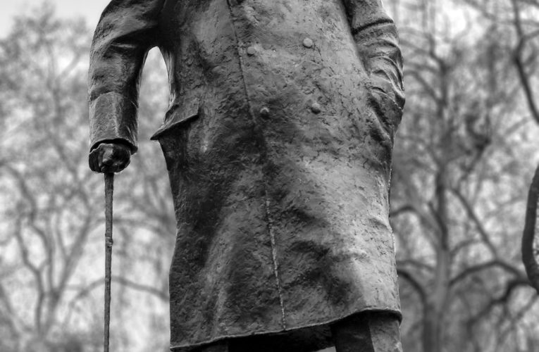 Statuia lui Churchill din Londra, vopsită cu mesaje pro-Palestina și împotriva Israelului