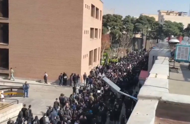 Studenții iranieni protestează față de regimul de la Teheran, în timp ce SUA au intensificat prezența militară în Orientul Mijlociu