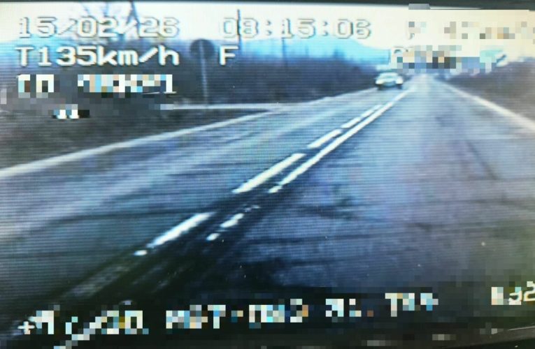 Tânără înregistrată de radar în timp ce conducea o mașină cu 135 km/h pe o stradă din Baia Mare. Ce pedeapsă a primit