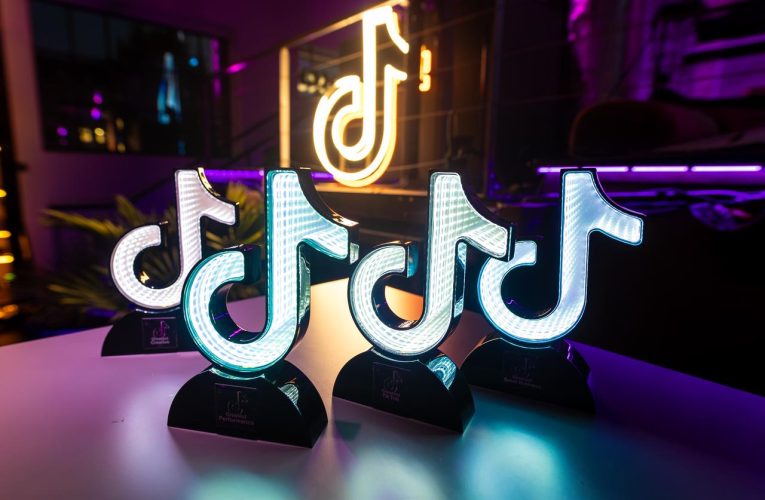 TikTok te urmărește chiar dacă nu ai cont / Iată cum poți să scapi de el