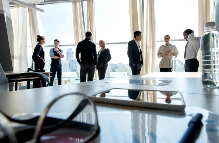 Tot mai mulți angajați își iau pauze prelungite de la muncă