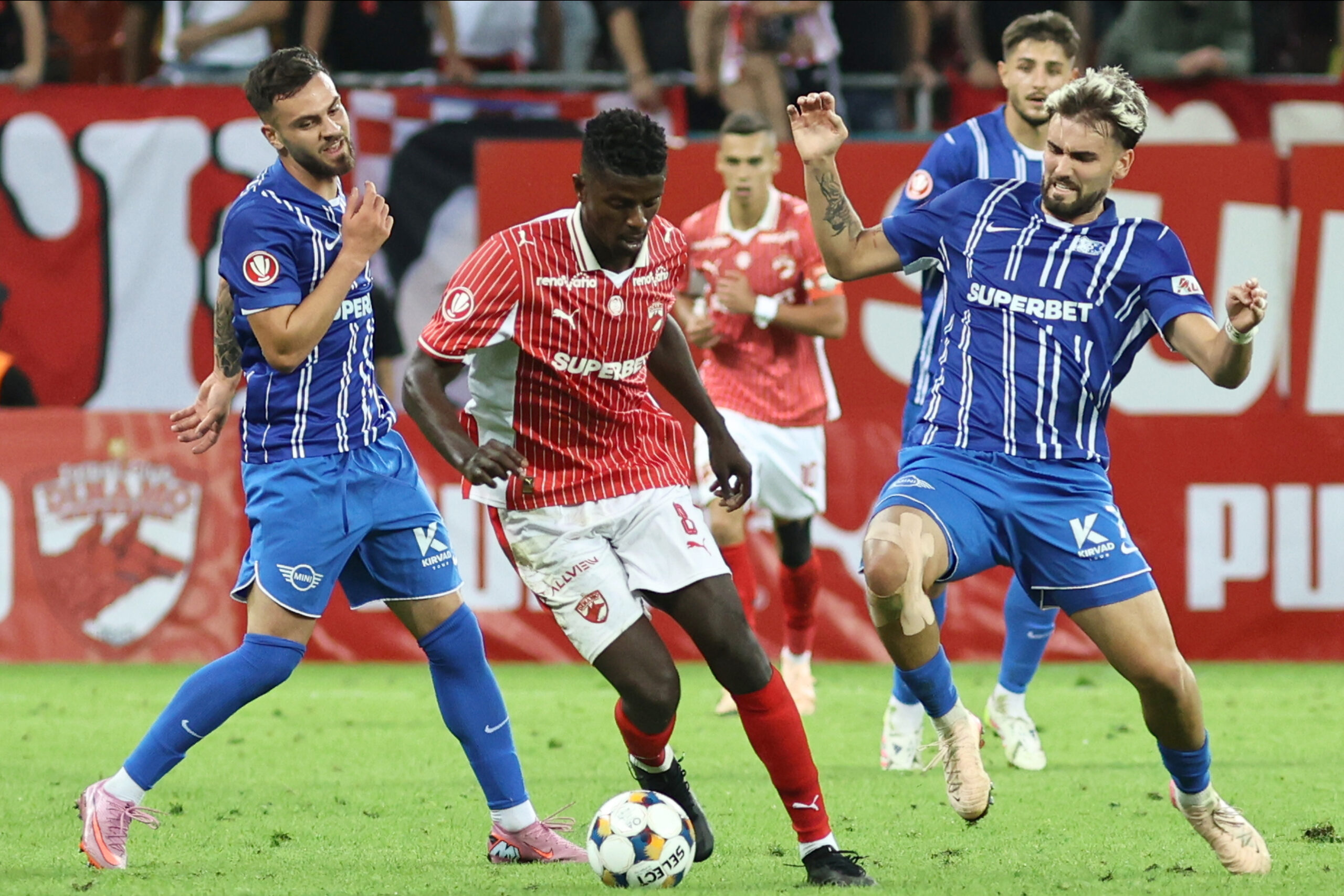 Trei meciuri programate în Superliga de fotbal, miercuri, în runda a 25-a, intermediară