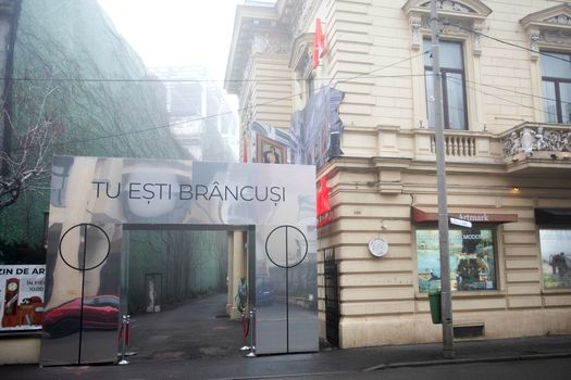 „Tu ești Brâncuși” – Oglindă gigant „Poarta Sărutului” la Palatul Cesianu-Racoviță / „Brâncuși ne privește pe toți”