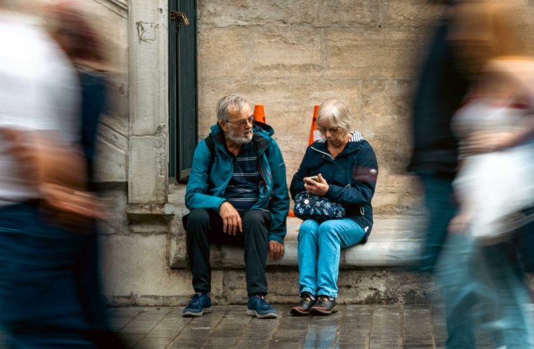 Un inginer a creat încălțămintea futuristă care previne căderea persoanelor vârstnice